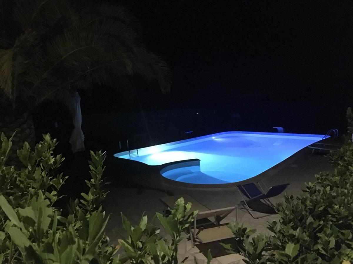 Trullo Al Monte Bed & Breakfast Ceglie Messapica Bagian luar foto